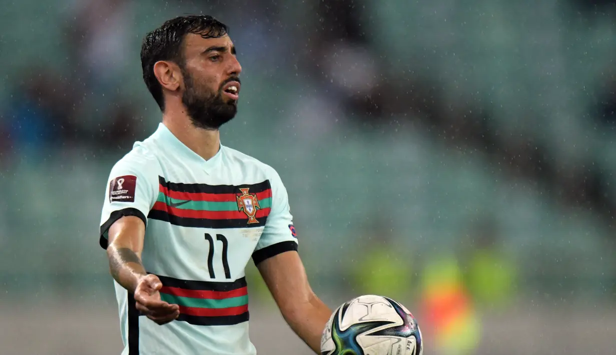 Gelandang Portugal, Bruno Fernandes bereaksi saat bertanding melawan Azerbaija pada pertandingan kualifikasi grup A Piala Dunia 2022 di stadion Olimpiade di Baku, Azerbaijan, Selasa (7/9/2021). Portugal menang telak atas Azerbaijan 3-0. (AFP/Tofik Babayev)