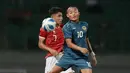 Pemain Timnas Indonesia U-19, Marselino Ferdinan (kiri) berebut bola dengan pemain Brunei Darussalam U-19, Muhammad Hakeme Yazid dalam laga penyisihan Grup A Piala AFF U-19 2022 antara Indonesia menghadapi Brunei Darussalam di Stadion Patriot Candrabhaga, Bekasi, Senin (4/7/2022). (Bola.com/M. Iqbal Ichsan)