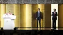 Presiden Joko Widodo (kiri) menyampaikan pidatonya di hadapan para pebisnis Jepang yang menghadiri Indonesia Business Forum di Tokyo, Selasa (24/3/2015). Presiden Joko Widodo berada di Jepang untuk kunjungan empat hari. (REUTERS /Yuya Shino)