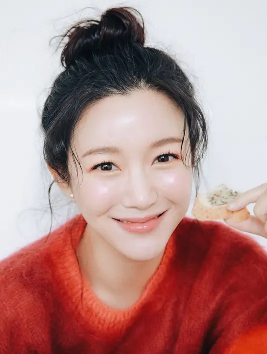 Lee Da In berfoto dengan hair bun style. Senyumannya sama glowingnya dengan wajahnya. (Foto: Instagram/ xx__dain)