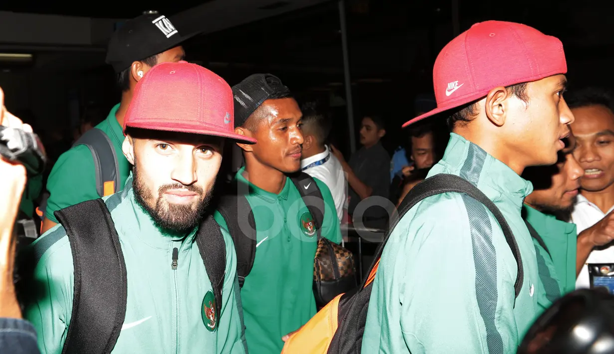 Stefano Lilipaly dan para Timnas Indonesia tiba di Bandara Soekarno-Hatta, Tangerang, (08/12/2016). usai melawan Vietnam pada laga semifinal Piala AFF 2016. (Bola.com/Nicklas Hanoatubun)