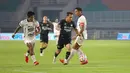 Egy Maulana Vikri dengan mudah melewati dari kepungan Firza Andika dan Rizky Ridho dalam laga pekan ke-22 BRI Liga 1 2024/2025 Dewa United vs Persija Jakarta di Stadion Pakansari, Sabtu (8/2/2025). (Bola.com/Abdul Aziz)