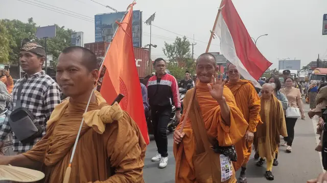 Warga Sambut Kedatangan Biksu Thudong di Cirebon, Potret Keberagaman