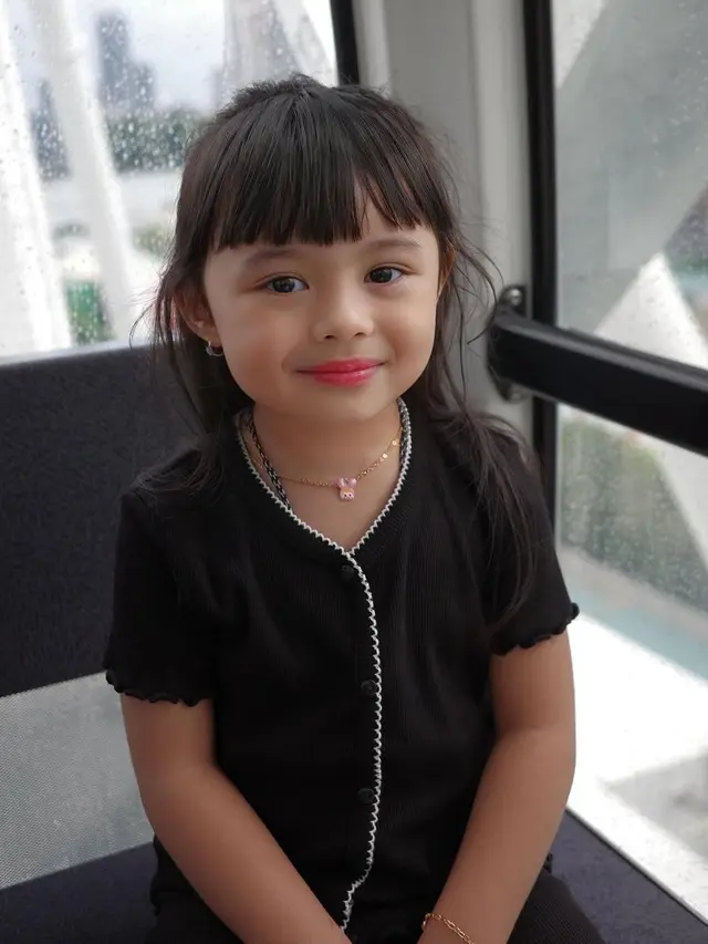 Pose Centil Ameena Atta, Putri Aurel Hermansyah yang Sudah Pintar Bergaya dengan Bibir Merona