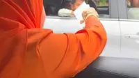 Video seorang ibu kasih THR Lebaran ke orang asing saat lampu merah. (dok. TikTok @dausfalken_/https://www.tiktok.com/@dausfalken_/video/7487883886790266130)