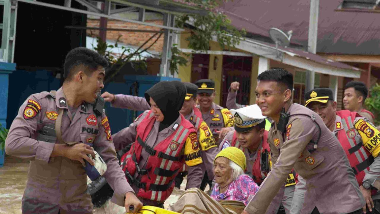 Budi menyampaikan, tim gabungan mengevakuasi dua orang warga yang terjebak banjir di dalam rumahnya. Warga itu merupakan orang tua yang sudah usia lanjut.