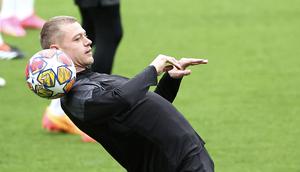 Pemain Borussia Dortmund, Julian Ryerson, mengontrol bola saat sesi Latihan jelang laga leg dua semi final Liga Champions melawan Paris Saint-Germain (PSG) di Parc des Princes, Paris, Senin (7/5/2024). (AFP/Frank Fife)