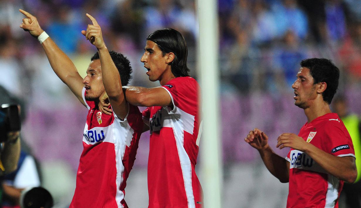 Gelandang Jerman keturunan Tunisia kelahiran 4 April 1987 ini memulai karier sepak bola profesionalnya di VFB Stuttgart di musim 2006/2007. Ia langsung mempersembahkan trofi Bundesliga di musim tersebut bersama Mario Gomez dan Timo Hildebrand. (AFP/Daniel Mihailescu)