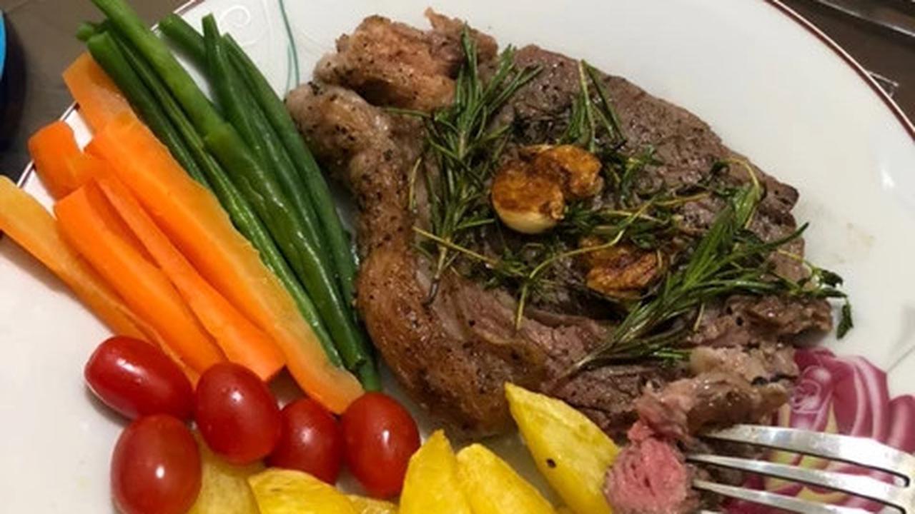 Ilustrasi Steak Daging Kurban Rumahan