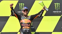 Pembalap KTM asal Afrika Selatan Brad Binder melakukan selebrasi usai memenangkan MotoGP Ceko di Sirkuit Masaryk, Brno, Republik Ceko, Minggu (9/8/2020). Brad Binder berhasil menjadi juara setelah menjadi yang tercepat di balapan yang digelar sebanyak 21 lap. (Joe Klamar/AFP)