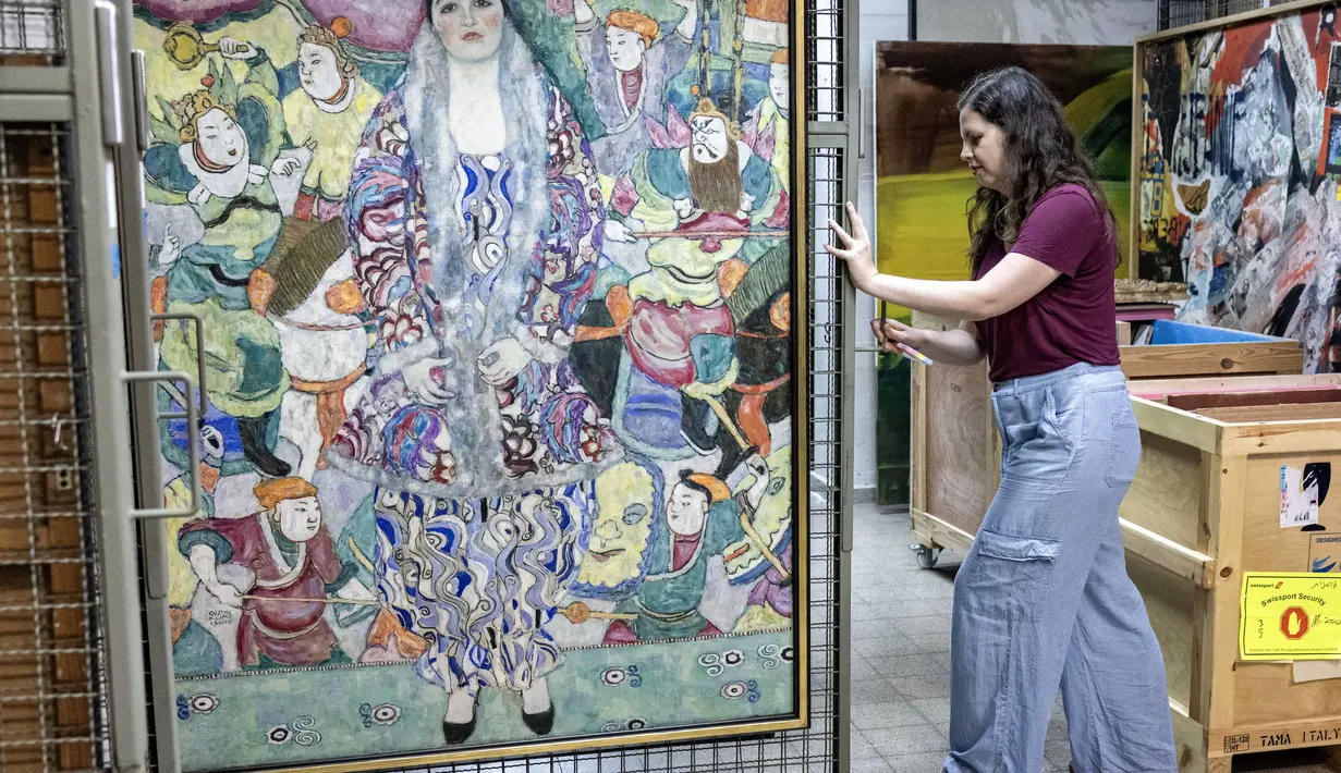 Para staf museum itu telah memindahkan banyak karya seni agung pada awal perang berkecamuk di Jalur Gaza, yang dipicu oleh serangan mengejutkan Hamas terhadap Israel. (Oren ZIV / AFP)