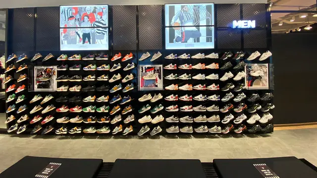 Foot Locker baru saja membuka storenya di Jakarta, dengan sneakers-sneakers ekslusifnya