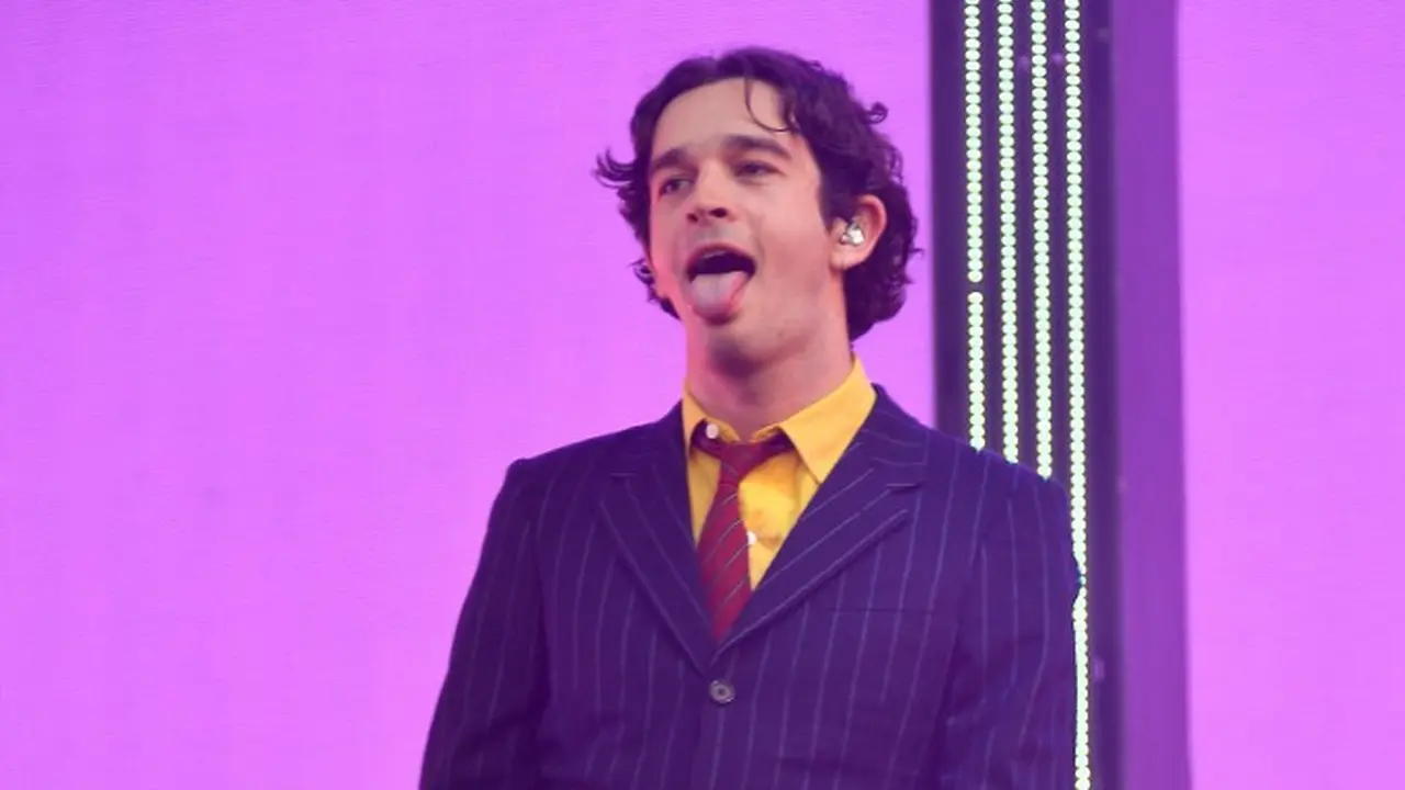 Mengenal Sosok Matty Healy, Vokalis The 1975 yang Dikabarkan Jadi Pacar Baru Taylor Swift