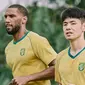 5 Momen Persahabatan Alie Sesay dan Taisei Marukawa, Pemain Asing Persebaya (sumber: Instagram/officialpersebaya)