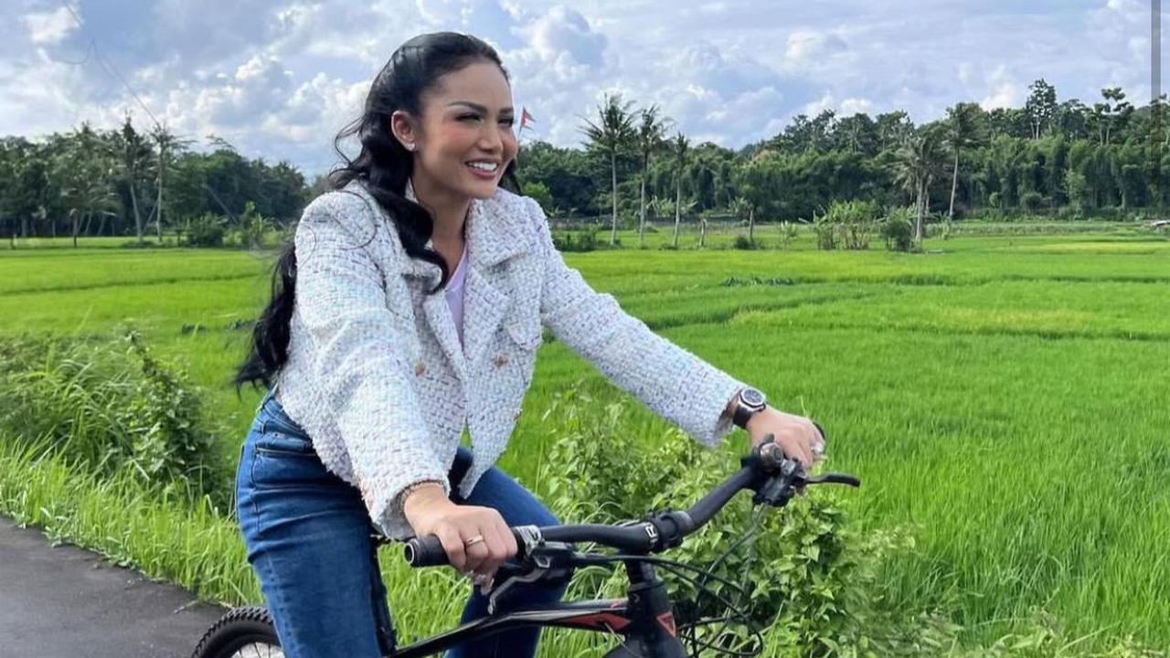 Potret Kris Dayanti Gowes di Plataran Heritage Borobudur, Pamer Look Simpel Tapi Elegan