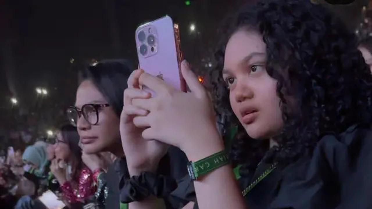 Potret Kris Dayanti Nonton Konser Mariah Carey di Sentul, Kompak Bareng Anak-Anak