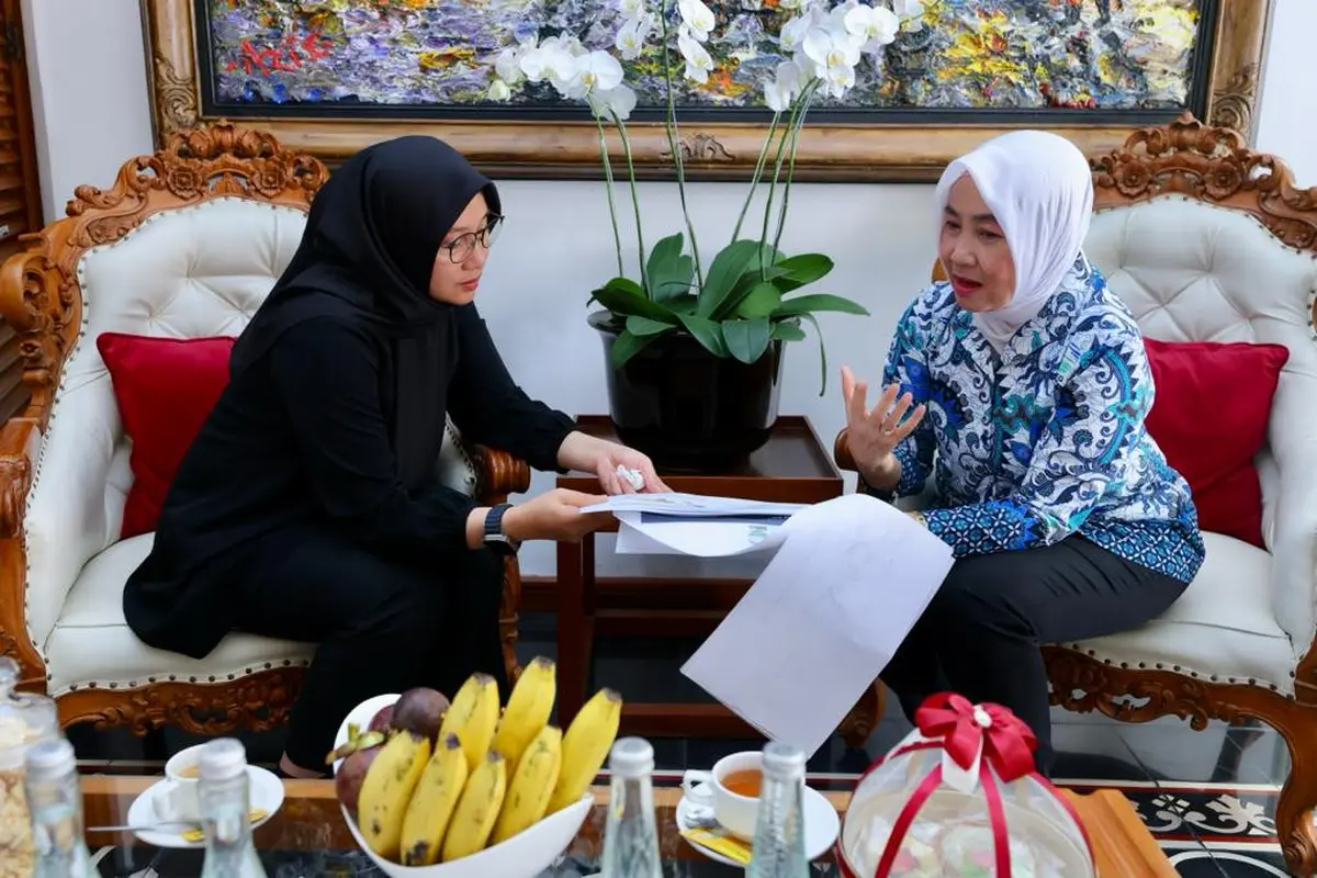 Kepala BMKG Dwikorita Karnawati (kiri) memberikan penjelsan kondisi perubahan iklim saat ini kepada Bupati Banyuwangi Ipuk Fiestiandani (Kanan) (Istimewa)