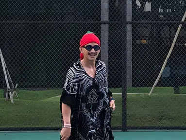 Sengaja tak mengenakan setelah baju olahraga, Bio One memilih baju daster di lapangan tenis. Sosoknya makin membuat rekan latihan tenis semangat. (Liputan6.com/IG/@bojvoyej)