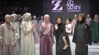 Tangkapan layar dari kanal YouTube Plaza Indonesia. Zaskia dan Shireen Sungkar berjalan bersama pada penutupan show mereka di Plaza Indonesia Fashion Week, 3 Maret 2023. (dok. YouTube @plazaindonesia/https://www.youtube.com/live/noyzhNKYt_s?si=ZzbO24qHsQOCHN1P/Rusmia Nely)