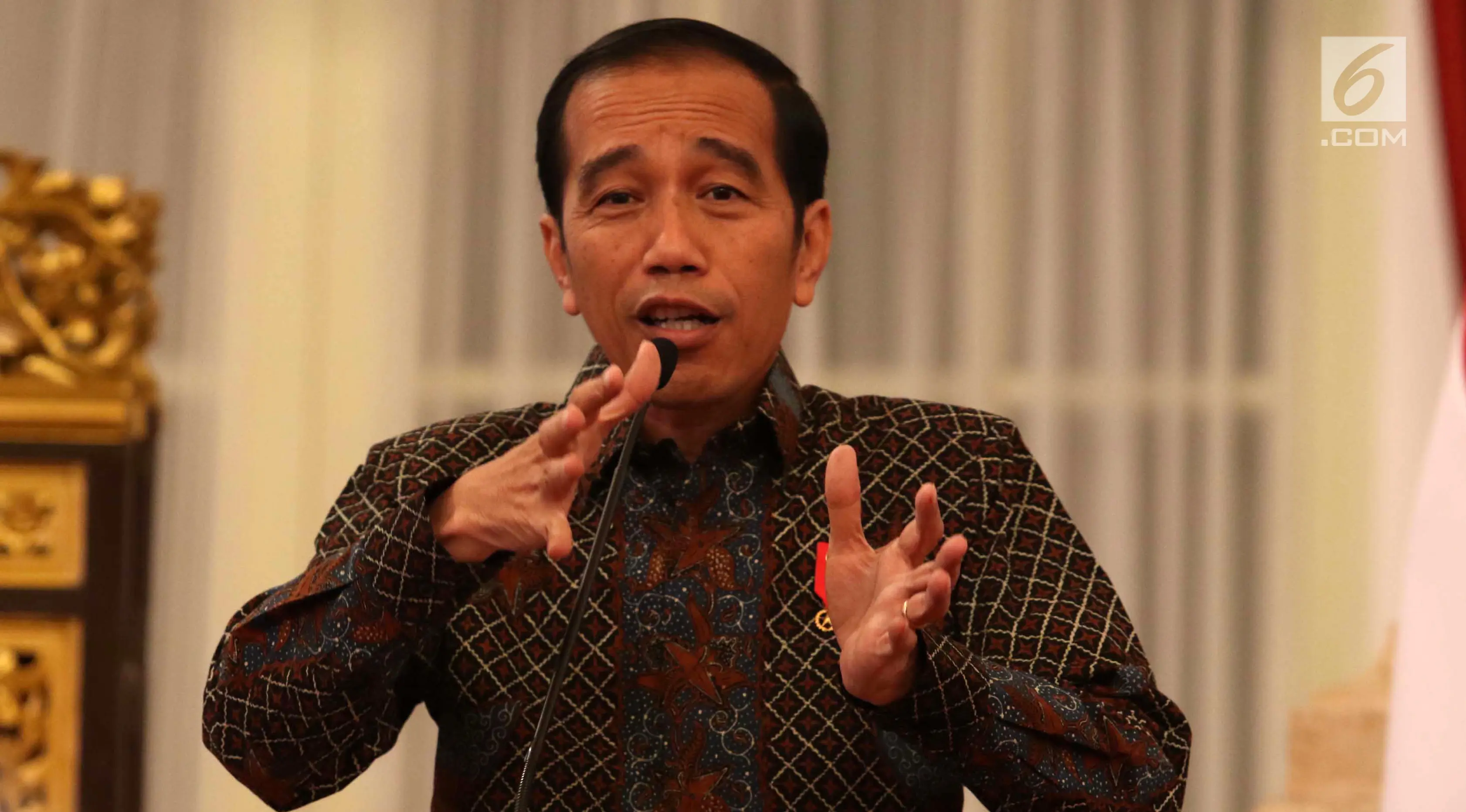 Ekspresi Presiden Joko Widodo atau Jokowi saat memberi arahan dalam Sidang Kabinet Paripurna di Istana Negara, Jakarta, Senin (9/4). Sidang Kabinet Paripurna membahas dua hal. (Liputan6.com/Angga Yuniar)