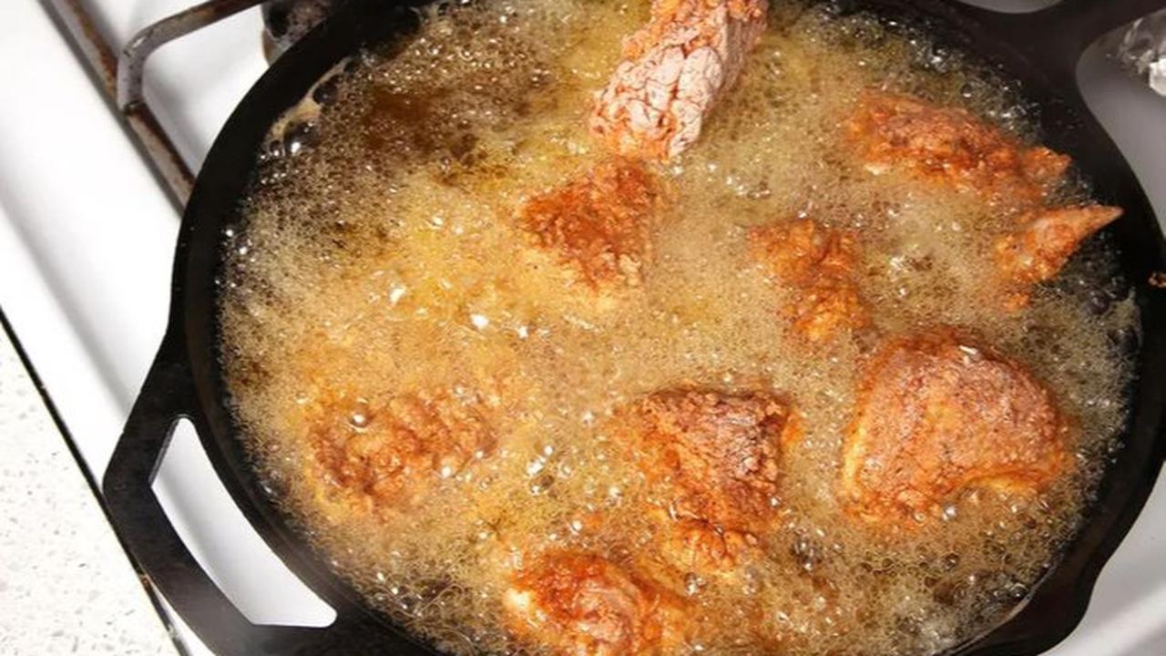 Menggoreng ayam