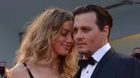 Aktor Johnny Depp dan Amber Heard saat menghadiri pemutaran film 'Black Mass' di Festival Film Venezia, Italia, 4 September 2015. Amber Heard menggugat cerai Johnny Depp karena perbedaan yang tak bisa diatasi selama 15 bulan pernikahan. (Tiziana FABI/AFP)