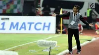 Pelatih Arema FC, Joko Susilo memberi arahan saat melawan Bhayangkara FC pada lanjutan Liga 1 Indonesia di Stadion Patriot Candrabhaga, Bekasi, Jumat (4/8). Bhayangkara FC unggul 2-1. (Liputan6.com/Helmi Fithriansyah)