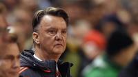 Pelatih Manchester United, Louis Van Gaal, mengungkapkan kondisi di ruang ganti tim seusai tersingkir dari ajang Liga Europa, Kamis (17/3/2016). (EPA/Nigel Roddis)