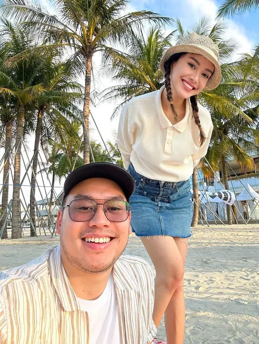 Mini denim skirt juga nggak kalah kece dipasangkan bareng long sleeve polo shirt warna krem. Agar makin kece, tambahkan aksesori topi jerami yang selaras dengan baju. [@merdioctav]