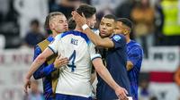 Kylian Mbappe mencoba menghibur Declan Rice usai laga Prancis melawan Inggris di perempat final Piala Dunia 2022. (AP Photo/Christophe Ena)