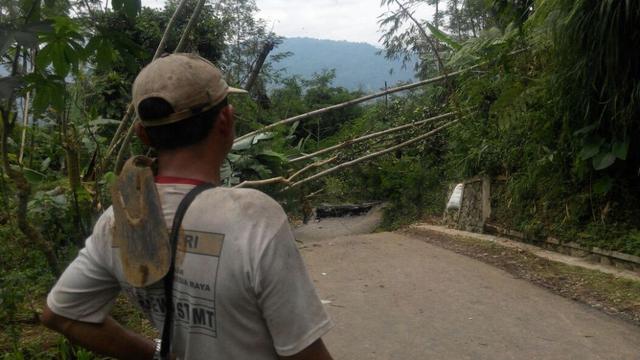Jalan ambles sedalam 2 meter dan panjang 50 meter sebabkan 600 warga terisolir. (Foto: Liputan6.com/RAPI BJN/Muhamad Ridlo)
