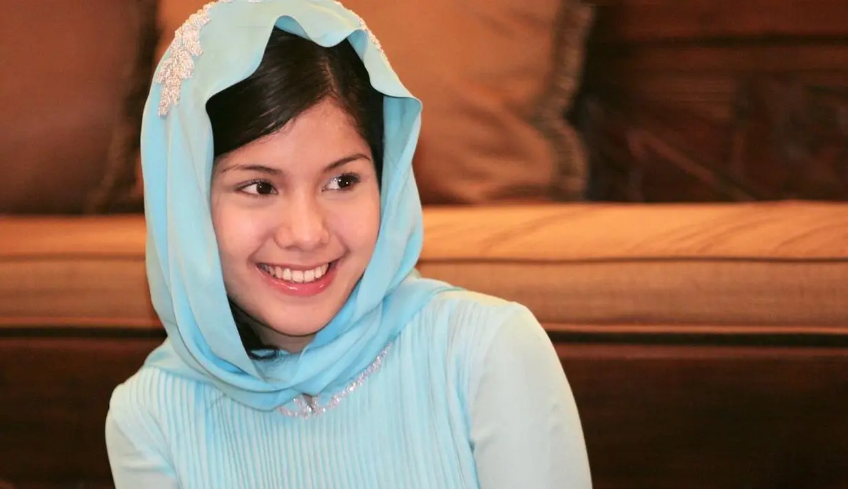Annisa Pohan tersenyum saat mengikuti pengajian pernikahan 7 Juli 2005. no make-up make-up kayaknya prinsip saya dulu yaaaa walau acara special teteup make-up sendiri untung acara-acara lain ada perias pengantin, itu pun Bunda dan Memo yg pilihkan dan siapkan. (Instagram/annisayudhoyo)