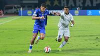 Gelandang Persib Bandung, Rosebergne da Silva, dibayangi pemain Arema FC, Gabriel Silva pada lanjutan BRI Super League 2025/2026 di Stadion Gelora Bandung Lautan Api, Jumat (24/4/2026). (Bola.com/Erwin Snaz)