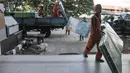 Petugas PPSU mengangkut kasur untuk korban kebakaran Pasar Gembrong yang direlokasi ke Rusun Cipinang Besar Utara, Jakarta Timur, Senin (23/5/2022). Nantinya, korban kebakaran akan menempati rusun tersebut selama tiga bulan secara gratis seiring menunggu permukiman rampung direvitalisasi. (merdeka.com/Iqbal S Nugroho)