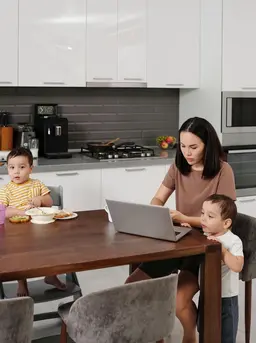 Di balik ibu yang selalu sigap, ada standar sosial yang membentuk peran pengasuhan hingga terasa tidak setara. [Dok/Pexels.com/Jep Gambardella].