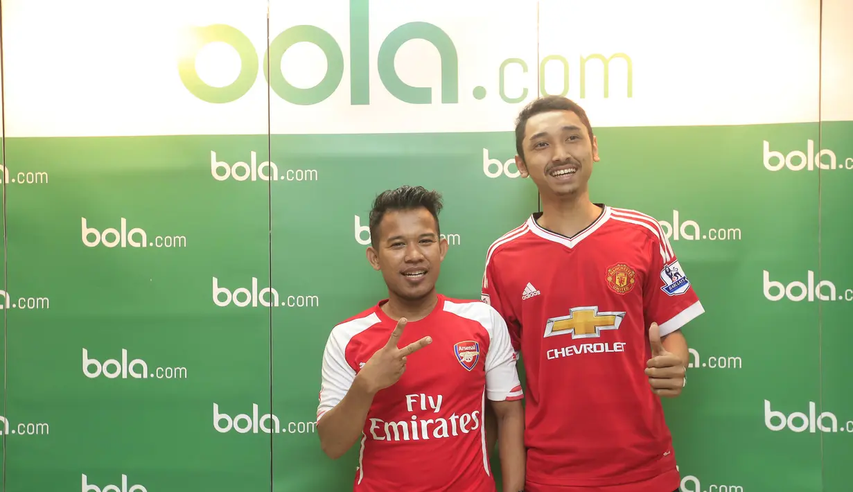 Fans MU dan Arsenal foto bersama usai nonton bareng dengan latar belakang logo Bola.com. (Bola.com/Vitalis Yogi Trisna)