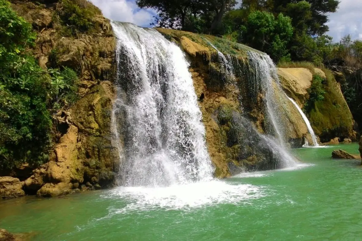 5 Pantai Jawa Timur Ini Punya Air Terjun yang Langsung Jatuh ke Laut