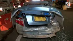 Sebuah taksi ringsek di bagian belakang usai ditabrak truk trailer di pintu keluar tol Tomang, Jakarta Barat