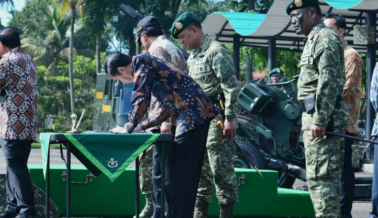 Presiden Joko Widodo memberikan tanda tangan saat mengunjungi Markas Divisi Infanteri 1 Kostrad Cilodong, Jawa Barat, Rabu (16/11). Presiden yang merupakan Panglima Tertinggi TNI ini disambut yel-yel 3.500 pasukan. (DOK. PENKOSTRAD)