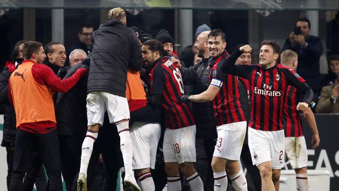 Para pemain AC Milan merayakan gol yang dicetak Gonzalo Higuain ke gawang SPAL pada laga Serie A di Stadion San Siro, Milan, Sabtu (29/12). Milan menang 2-1 atas SPAL. (AP/Antonio Calanni)