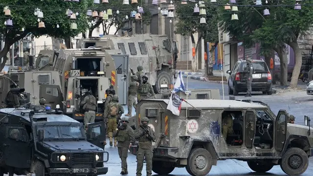Tentara Israel beroperasi di Kota Nablus, Tepi Barat, Minggu (26/7/2026).