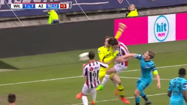 Tim Krul lakukan blunder saat AZ Alkmaar ditahan imbang Willem II 1-1. This video presented by BallBall