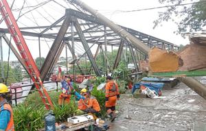 Sebuah tiang listrik roboh di Jalan RE. Martadinata, Kota Bogor, Sabtu (20/12/2025). (Foto: Istimewa).