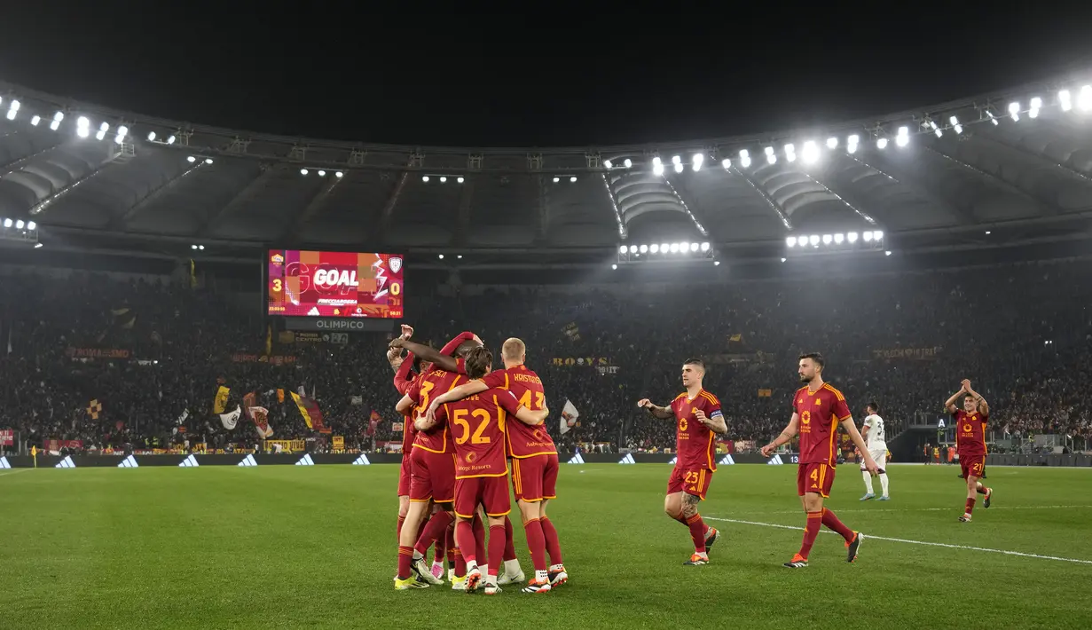 Sejumlah pemain AS Roma merayakan gol keempat timnya yang dicetak oleh Dean Huijsen pada laga lanjutan Liga Italia 2023/2024 melawan Cagliari di Olympic Stadium, Roma, Italia, Selasa (06/02/2024) dini hari WIB. (AP Photo/Andrew Medichini)
