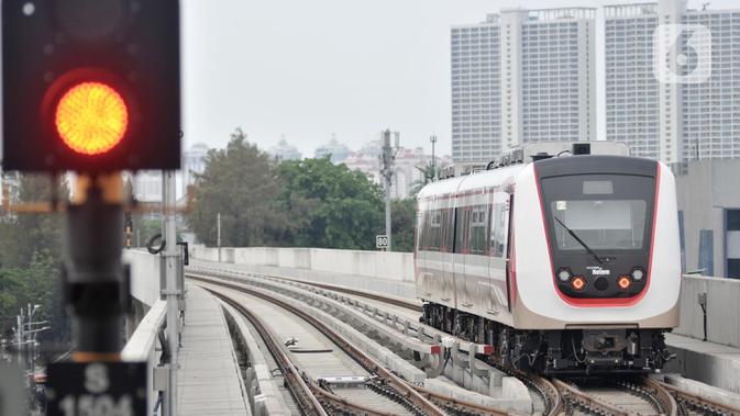 Rangkaian kereta LRT melintas di Stasiun Velodrome, Rawamangun, Jakarta, Rabu (27/11/2019). Moda transportasi massal Light Rail Transit atau LRT Jakarta akan beroperasi komersial per 1 Desember 2019 dengan tarif yang ditetapkan sebesar Rp5.000 untuk sekali perjalanan. (merdeka.com/Iqbal Nugroho)