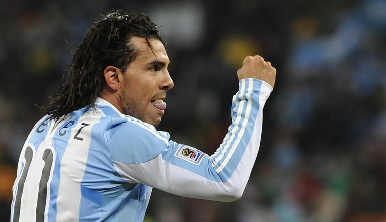 8. Carlos Tevez - Sama-sama memulai karier di Boca Juniors dan memiliki fisik yang mirip membuatnya dijuluki The Next Maradona. Tevez memang menjadi salah satu bintang dunia namun masih belum melegenda seperti Maradona. (AFP/Daniel Garcia)