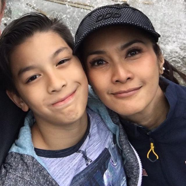 Bak Kakak Beradik, Ini 7 Potret Kebersamaan Maudy Koesnaedi dan Putranya