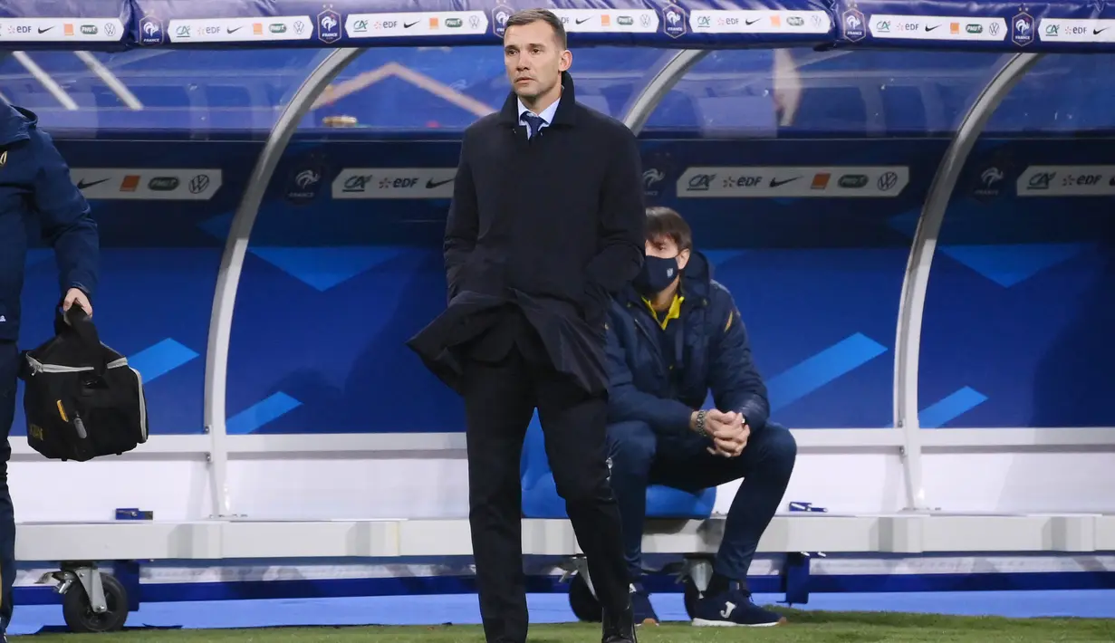 Pelatih Ukraina, Andriy Shevchenko, tampak serius mengamati permainan anak asuhnya saat melawan Prancis pada laga Kualifikasi Piala Dunia di Stadion Saint Denis, Paris, Kamis (25/3/2021). Kedua tim bermain imbang 1-1. (AFP/Franck Fife)