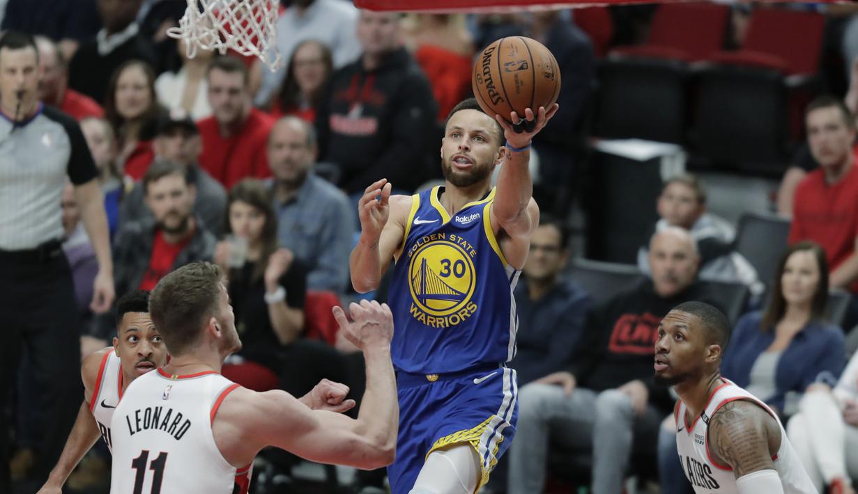 Pebasket Golden State Warriors, Stephen Curry, berusaha memasukkan bola saat melawan Portland Trail Blazers pada laga NBA 2019 di Moda Center, Senin, (20/5). Warriors menang 119-117 atas Blazers. (AP/Ted S. Warren)