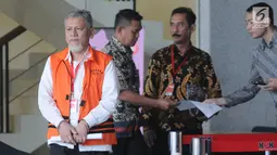 Ketua DPRD Kebumen, Cipto Waluyo (rompi oranye) berjalan keluar seusai pemeriksaan di Gedung KPK, Jakarta, Jumat (24/5/2019). Cipto Waluyo diperiksa sebagai tersangka kasus dugaan suap pengurusan anggaran Dana Alokasi Khusus (DAK) pada perubahan APBN Kabupaten Kebumen. (merdeka.com/Dwi Narwoko)